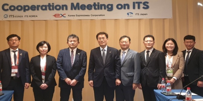 함진규(왼쪽에서 네 번째) 한국도로공사 사장이 16일 ITS 일본 대표 아키오 야마모토(왼쪽에서 세 번째)가 ‘해외 ITS 교류 활성화 간담회’에서 기념촬영을 하고 있다.