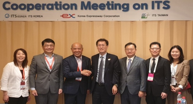 함진규(왼쪽에서 네 번째) 한국도로공사 사장이 16일 ITS 대만 대표 필립 쳉(세 번째·Philip Tseng)이 ‘해외 ITS 교류 활성화 간담회’에서 기념촬영을 하고 있다. 