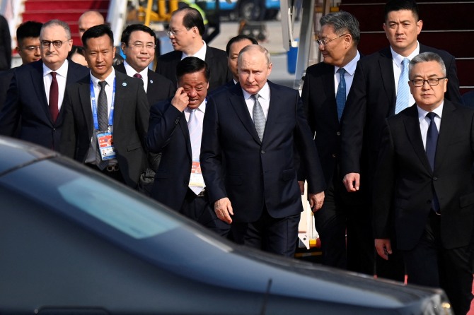 블라디미르 푸틴 러시아 대통령(가운데)이 2023년 10월 17일 제3회  일대일로 정상 포럼에 참석하기 위해 중국 베이징을 방문하고 있다. 사진=로이터