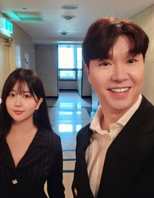 방송인 박수홍이 가족과 법적 공방을 이어가면서 가족에겐 상처를, 지인들에겐 위로를 받고 있다. 박수홍은 15일 유튜브 채널 '올댓스타'에서 정말 고아가 된 것 같다 참담하다며 친형 부부와 진행 중인 재판 과정에서 자신의 사생활을 공개한 아버지에 대한 심경을 토로했다. 사진은 15일 손헌수 결혼식장에 참석한 박수홍 김다예 부부. 사진=김다예 인스타그램