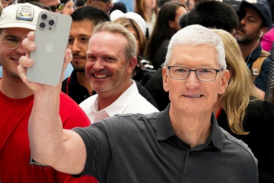 팀 쿡 애플 최고경영자(CEO)가 지난해 9월 미국 캘리포니아주 푸커티노 본사에서 아이폰 15 프로를 들어 보이고 있다.  사진=로이터