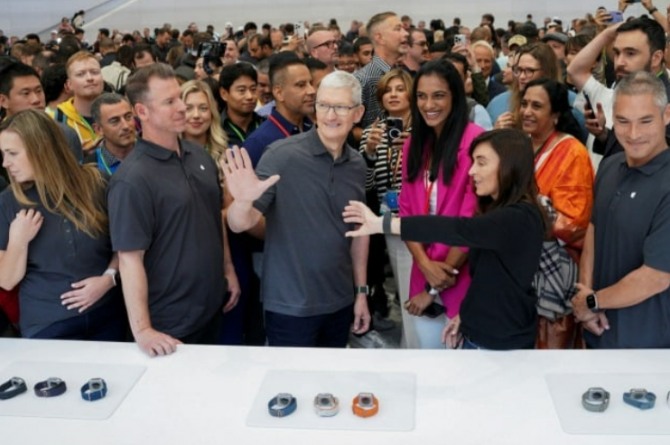 중국을 방문한 팀 쿡 애플 CEO. 사진=애플