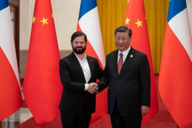 2023년 10월 17일 시진핑 중국 국가주석과 가브리엘 보릭  칠레 대통령이 중국 베이징에서 환영식을 하며 악수하고 있다. 사진=로이터 