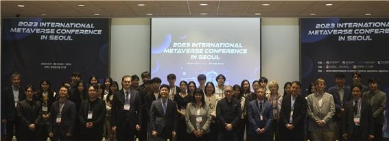서강대학교 메타버스전문대학원(원장 현대원)이 주관하는 국제 메타버스 컨퍼런스(International Metaverse Conference in Seoul, 국제 메타버스 컨퍼런스)’가 지난 17일 서울 코엑스에서 개최됐다. 앞줄 왼쪽에서 네 번째부터 UWEB 대학교 위자닝 총장, 현대원 IMA 초대 회장, 마카나 척 시라큐즈 대학 XR 센터장, 쿠니요치 마부치 메타버스 제팬 회장, 윤기웅 UNR 교수.