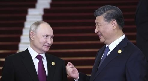 17일 중국 베이징에서 개막한 제3회 일대일로(一帶一路) 국제협력 정상포럼에서 블라디미르 푸틴  러시아  대통령(왼쪽)이 시진핑 중국 국가주석과 담소하고 있다. 사진=AP/연합뉴스