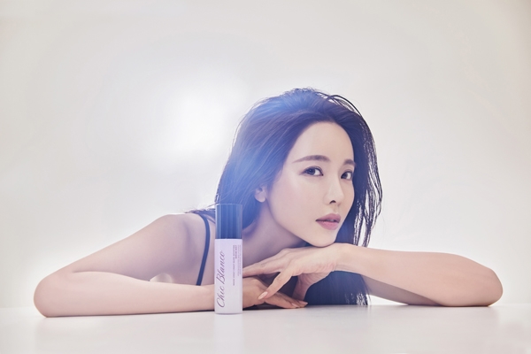 가수 홍진영이 뷰티 브랜드 대표로서 열일하며 바쁜 일정을 보내고 있다. 2018년 홍샷 파운데이션을 선보여 ‘완판녀’가 된 홍진영은 제품 기획과 함께 개발 과정에도 직접 참여한 끝에 지난 12일 ‘시크 블랑코’ 브랜드를 출시했다. 최근 경기 고양 킨텍스에서 열린 ‘K뷰티엑스포’ 박람회에 시크 블랑코가 참여해 홍진영은 아침부터 부스에서 바쁜 일정을 보냈다. 이어 홍진영은 오후 2시 축하공연에 이어 ‘K-뷰티 성장과 마케팅’을 주제로 한 섹션 연설자로 나서는 등 브랜드 홍보에 나섰다. 사진=사진=아이엠에이치엔터테인먼트