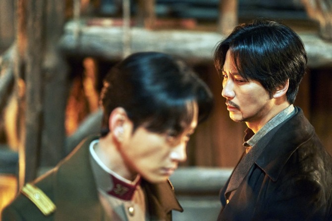 ‘도적: 칼의 소리’ 주연배우 김남길에 대한 시청자 반응이 후끈하다. 지난달 22일 공개된 넷플릭스 시리즈 ‘도적: 칼의 소리’는 1920년 무법천지 땅 간도에서 소중한 사람들과 삶의 터전을 지키기 위해 하나가 된 이들이 펼치는 액션극이다. 김남길은 극중 도적단 리더 이윤 역을 열연했다. 사진=넷플릭스