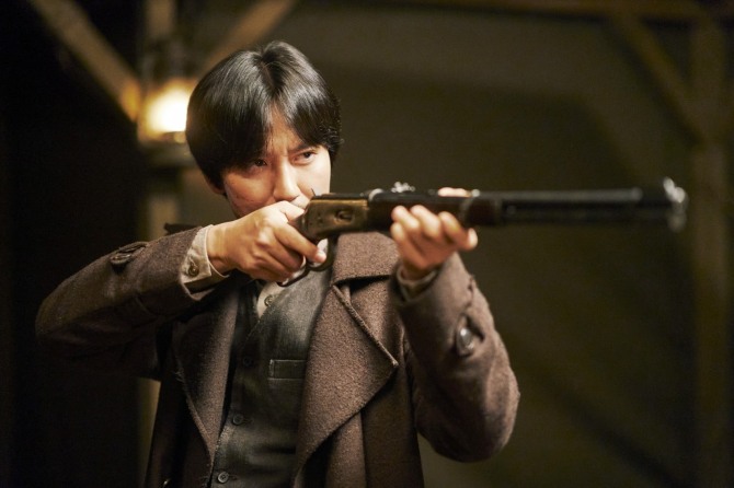 ‘도적: 칼의 소리’ 주연배우 김남길에 대한 시청자 반응이 후끈하다. 지난달 22일 공개된 넷플릭스 시리즈 ‘도적: 칼의 소리’는 1920년 무법천지 땅 간도에서 소중한 사람들과 삶의 터전을 지키기 위해 하나가 된 이들이 펼치는 액션극이다. 김남길은 극중 도적단 리더 이윤 역을 열연했다. 사진=넷플릭스