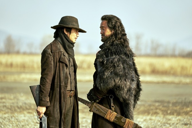 ‘도적: 칼의 소리’ 주연배우 김남길에 대한 시청자 반응이 후끈하다. 지난달 22일 공개된 넷플릭스 시리즈 ‘도적: 칼의 소리’는 1920년 무법천지 땅 간도에서 소중한 사람들과 삶의 터전을 지키기 위해 하나가 된 이들이 펼치는 액션극이다. 김남길은 극중 도적단 리더 이윤 역을 열연했다. 사진=넷플릭스