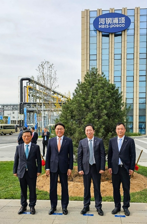 포스코는 19일 중국 하북성에서 하강포항 준공식을 개최했다. (왼쪽부터) 김학동 포스코 부회장, 최정우 포스코그룹 회장, 위용 하북강철 동사장, 왕란위 하북강철 총경리이 하강포항 건물 앞에서 기념촬영을 하고 있다. 사진=포스코