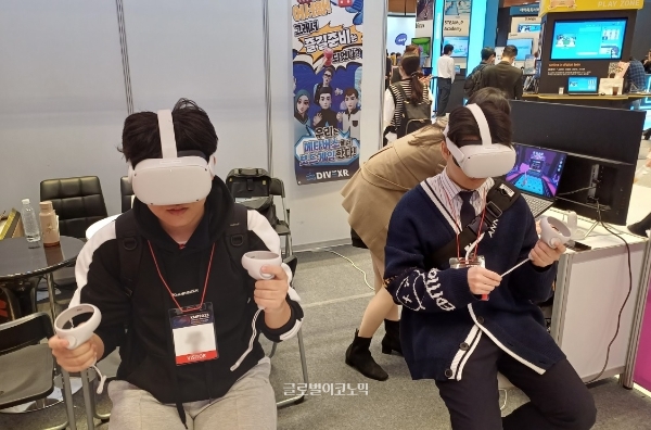 한국 메타버스 페스티벌(KMF) 다이브XR 부스에서 가상현실(VR) 게임을 시연하는 고등학생들. 사진=이원용 기자