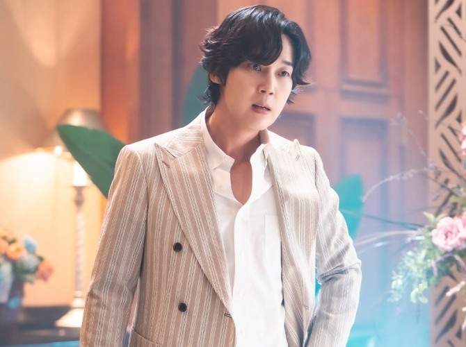 ‘7인의 탈출’ 윤종훈의 점점 더 악독해지는 빌런 필모그래피가 이목을 끈다. 현재 방영 중인 SBS 금토드라마 ‘7인의 탈출’(7탈·칠 탈·극본 김순옥 연출 주동민 오준혁)에서 체리엔터테인먼트 대표이자 소름 끼치는 악행을 선동하는 양진모 역으로 분한 윤종훈의 입체적 연기로 호평받고 있다. 윤종훈의 역대 빌런 연기를 매운맛에 비유해 단계별로 살펴봤다. 사진=SBS, 초록뱀미디어·스튜디오S