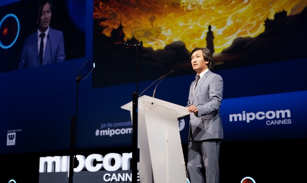 쑨중화이 텐센트 부사장이 프랑스에서 올 18일 열린 MIPCOM 행사에서 기조 연설을 하고 있다. 사진=텐센트