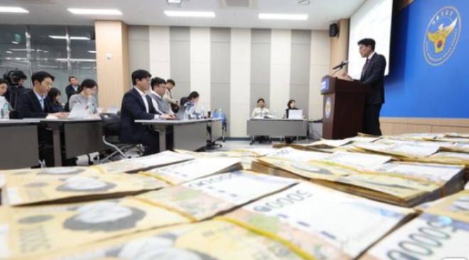 남성신 서울경찰청 마약범죄수사대 계장이 국내에 필로폰을 유통시킨 조선족 일당 검거에 대한 브리핑을 하고 있다. 
