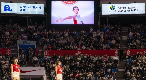 서울 SK 나이츠의 23·24 시즌 홈 경기 2차전에서 버추얼 휴먼 '나수아(SuA)'가 명예 치어리더로서 안무 공연을 선보이고 있다. 사진=온마인드