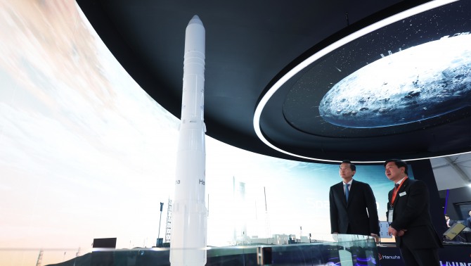 김동관 한화 부회장(왼쪽)이 18일 경기도 성남시 서울공항에서 열린 서울 국제 항공우주 및 방위산업 전시회(서울 ADEX 2023)를 참관해 한화그룹의 스페이스 허브존에 전시된 누리호 모형을 바라보고 있다. 사진=한화에어로스페이스