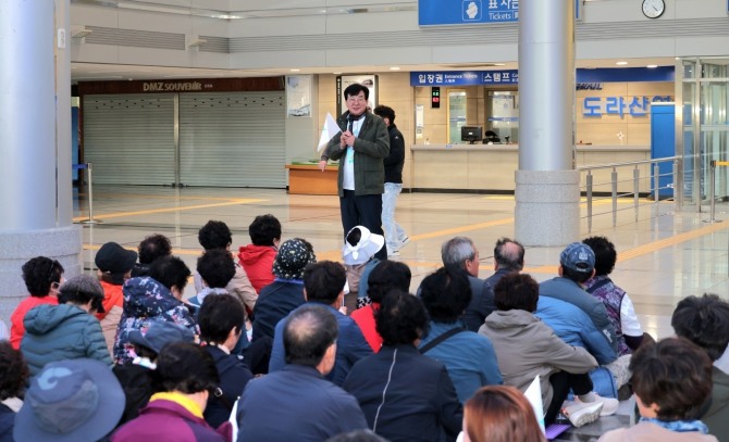 장흥군민 380명을 태운 통일열차가 지난 20일 최북단 도라산역에 도착해 평화통일의 염원을 전했다. 사진=장흥군