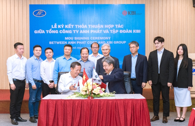 (앞줄 오른쪽 첫 번째부터) 박한상 KBI그룹 부회장과 후 찐 쑤언 응히엠 안팟그룹 회장이 지난 18일(현지시각) 베트남 안팟 그룹의 리조트에서 양사 관계자들이 지켜보는 가운데 전략적 협약협약서에 서명한 뒤 협약서를 교환하고 있다. 사진=KBI그룹