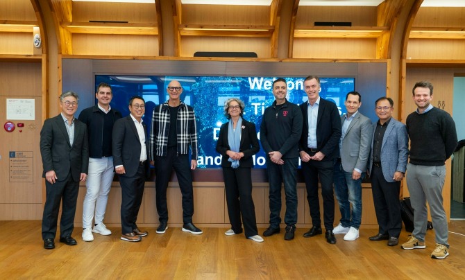 SKT 유영상 대표(사진 왼쪽부터 세번째)와 도이치텔레콤 팀 회트게스(Tim Höttges) 회장(사진 왼쪽부터 네 번째) 등 주요 경영진들이 기념촬영 하고 있는 모습. 사진=SK텔레콤