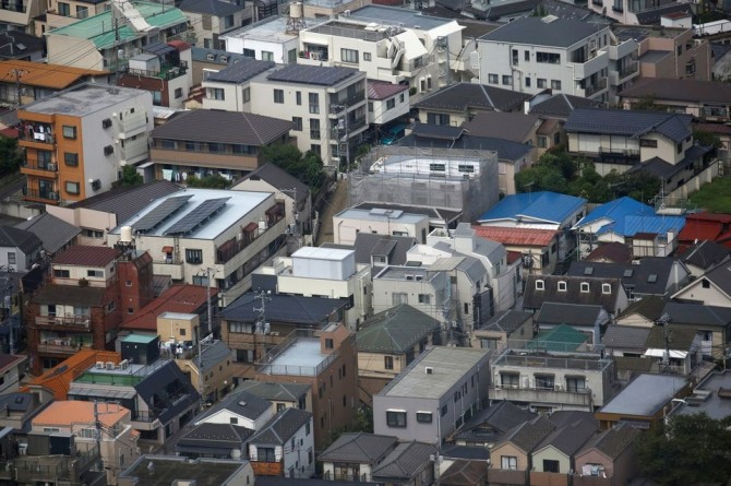 일본 도쿄의 한 주택가에 공사현장이 보이고 있다. 사진=로이터  