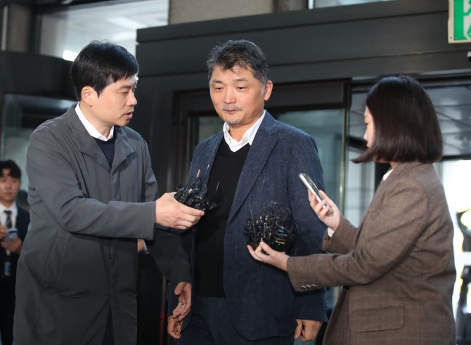 김범수 카카오 미래이니셔티브센터장이 SM엔터테인먼트 주가 시세 조종 의혹과 관련해 지난 23일 서울 금융감독원으로 출석하고 있다.  사진=뉴시스