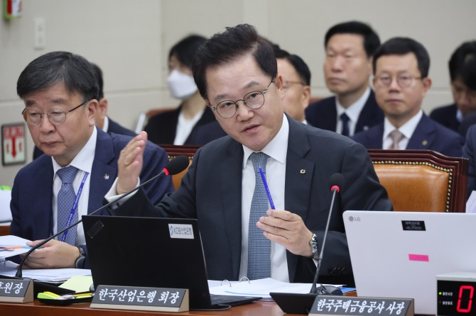 강석훈 한국산업은행 회장이 24일 국회 정무위원회에서 열린 예금보험공사, 한국산업은행 등에 대한 국정감사에서 의원 질의에 답변하고 있다. 사진=연합뉴스