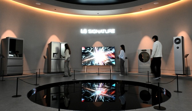 KES 2023(한국전자전)이 열리는 서울 코엑스(COEX)에 위치한 LG전자관 전경. 사진=LG전자