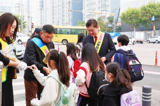  이영훈 구청장(오른쪽)이 도화초등학교 정문 앞에서 어린이 교통안전 캠페인를 진행하고 있다.사진=미추홀구