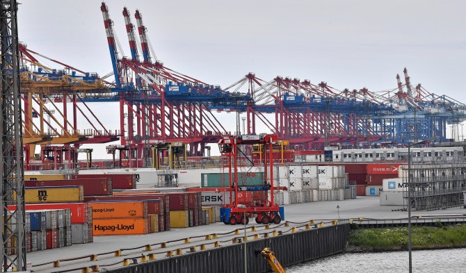 독일 브레멘주 브레머하펜의 항구에 컨테이너가 쌓여있는 모습. 사진=뉴시스