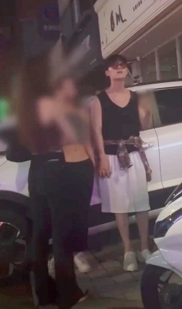 최현욱 사과 소식이 전해졌다. 배우 최현욱(본명·연 나이 21)이 온라인 커뮤니티에서 확산한 담배꽁초 무단투기 의혹과 한 여성과의 열애설 관련해 자필사과문을 올렸다. 최현욱은 5일 소속사 골드메달리스트를 통해 자필 사과문을 전했다. 먼저 팬분들께 실망감을 드리게 돼 죄송하다는 말씀을 드린다. 책임감을 가지고 모든 순간 임해야 함에도 불구하고 저의 경솔한 행동으로 인해 많은 분께 실망감을 안겨드렸다고 사과했다. 이어 드라마(반짝이는 워터멜론) 감독님과 작가님, 스태프분들과 배우분들 그리고 함께하고 있는 많은 분께 다시 한번 죄송하다며 고개를 숙였다. 사진은 문제의 최현욱 목격담 사진. 사진=온라인 커뮤니티