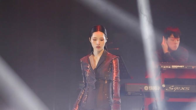 림킴(김예림)이 '그랜드 민트 페스티벌 2023'에서 가을밤을 수놓는 낭만 보이스와 열정의 무대로 관객을 사로잡았다. 림킴(김예림)은 지난 21일 서울 올림픽공원에서 개최된 '그랜드 민트 페스티벌 2023(GRAND MINT FESTIVAL 2023)'에서 독보적 음색과 몽환적 무대 매너로 관객들을 매료시켰다. 사진=뉴엔트리