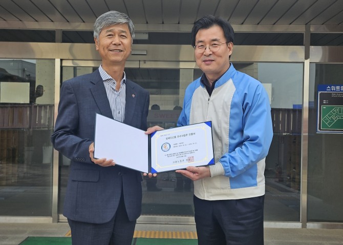 인증서를 전달하는 한국장애인고용공단 이계천 경기지역본부장(왼쪽)과 스위트위드 여상연 관리팀장   /사진=스위트위드