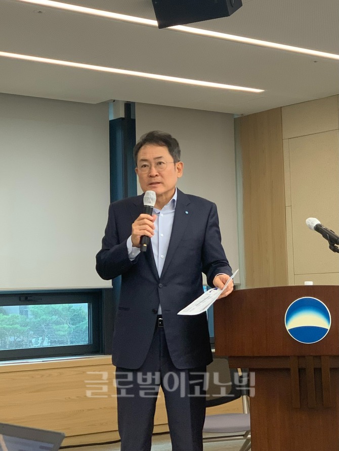 장광익 우리금융그룹 브랜드부문 부사장이 25일 서울 중구 소재 본점에서 ‘아시아 NO.1 글로벌 금융사 도약’을 위한 중장기 목표에 대해 설명하고 있다. 사진=노훈주 기자