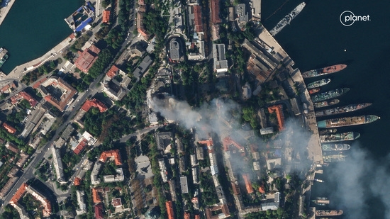 지난 9월 22일(현지시간) 크림반도 세바스토폴에서 우크라이나군의 미사일 공격 후 러시아 흑해 해군 본부에서 연기가 피어오르는 위성사진 모습. 사진=로이터
