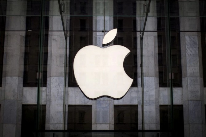 애플스토어 매장 입구에 놓인 애플 로고(사진=로이터)