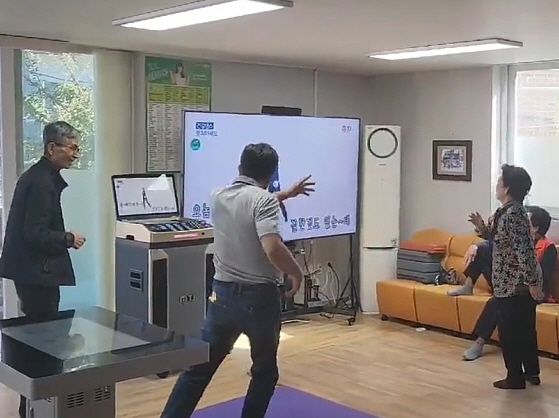 TJ미디어 이동식 노래방 M2, 스마트 경로당 필수품으로 자리잡아  /사진=TJ미디어