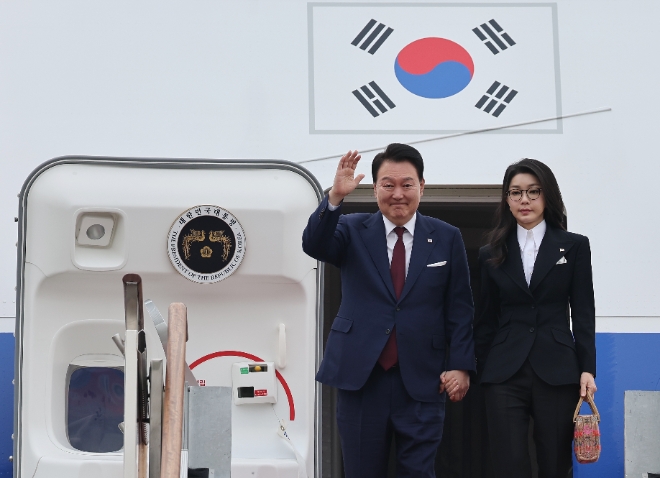 4박6일 간의 사우디아라비아·카타르 국빈 방문을 마친 윤석열 대통령과 김건희 여사가 26일 오전 성남 서울공항을 통해 귀국, 전용기인 공군 1호기에서 내리며 환영객들에게 손들어 인사하고 있다. 사진=연합뉴스