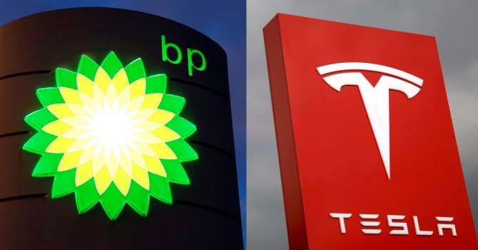 BP 로고(왼쪽)와 테슬라 로고. 사진=로이터