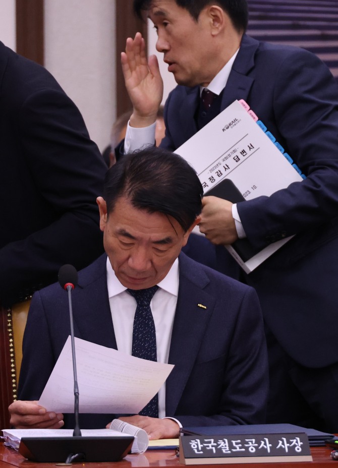 한문희 한국철도공사 사장이 지난 달 17일 국회 국토교통위원회 국정감사에서 답변을 준비하고 있다. 코레일은 각종 비위행위로 정직 징계를 받은 96명에 대해 총 3억552만원 보수를 지급했다. 사진=연합뉴스