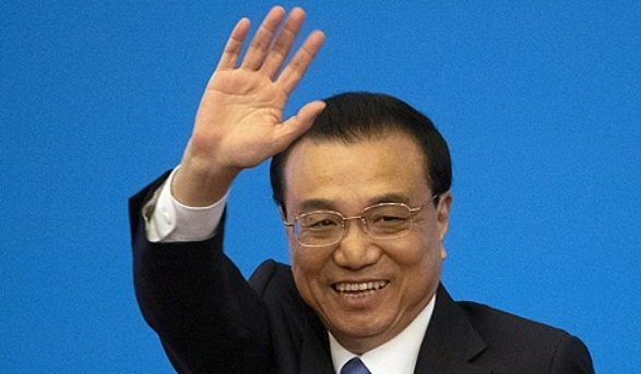 지난 10년간 중국 경제 정책을 총괄했던 리커창 전 중국 국무원 총리가 27일 갑작스레 심장마비로 별세하자 서방 언론들은 긴급·주요 기사로 보도하며 그의 생애를 조명했다. 합리적·실용적 경제정책으로 인기를 얻었지만, 시 주석의 1인 권력 강화와 통제적인 정책으로 힘을 잃었다고 외신들은 전했다. 사진=AP.연합뉴스