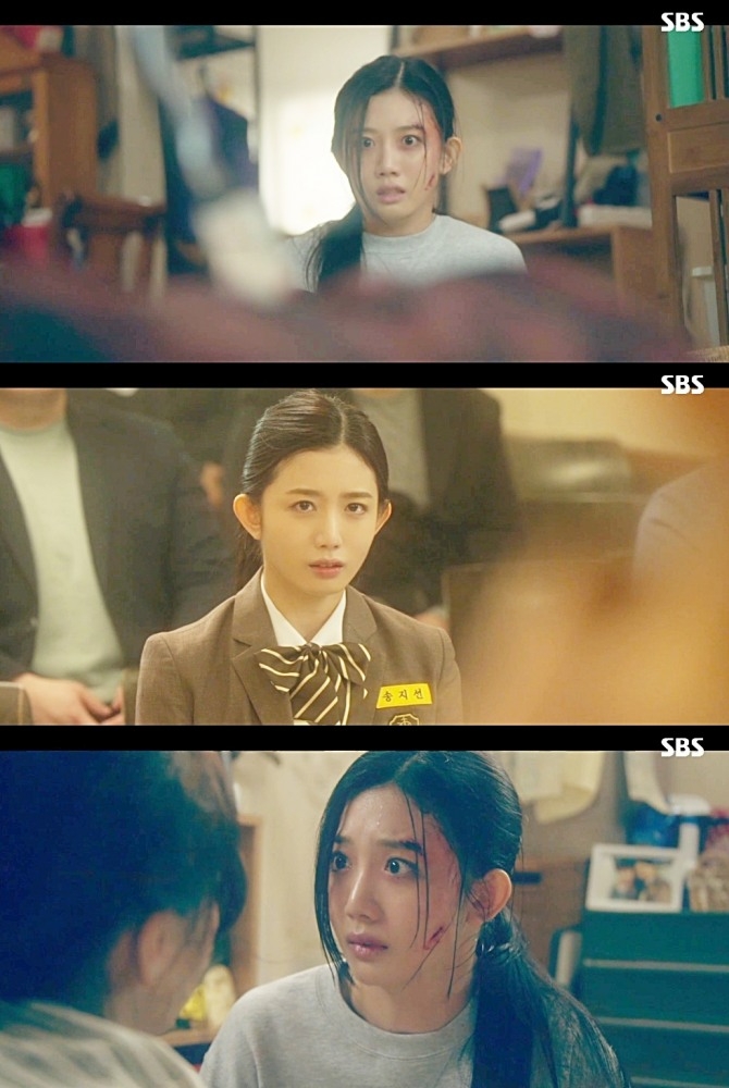 ‘7인의 탈출’ 송지선 역으로 출연했던 걸그룹 체리블렛 유주가 세계적 영화감독으로 재등장해 반전을 선사했다. 앞서 지난주 유주의 ‘7인의 탈출’ 첫 등장은 강렬했다. 유주는 SBS 금토드라마 ‘7인의 탈출’에서 송지아(정다은) 친언니 송지선 역을 연기했다. 지난 14일 방송된 8회에서 유주는 첫 등장부터 임팩트 있는 감정 연기로 시선을 붙잡았다. 사진은 ‘7인의 탈출’ 유주 첫등장 캡처. 사진=SBS ‘7인의 탈출’