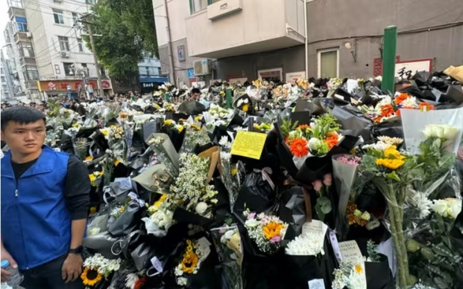 리커창 전 총리가 학창시절을 보낸 안후이성 허페이시에 28일 고인을 추모하는 꽃다발이 산처럼 쌓여 있다.