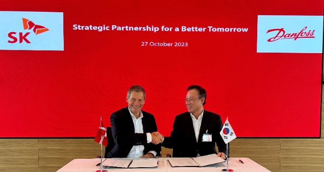  27일(현지시각) 덴마크 노드보그에 위치한 댄포스 본사에서 장동현 SK㈜ 부회장(오른쪽), 킴 파우징 댄포스 CEO(왼쪽)가 양해각서에 서명한 뒤 악수하고 있다. 사진=SK㈜