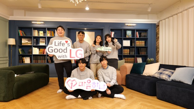 마음하나 자립준비청년 토크콘서트에 참석한 참가자들이 기념사진을 찍고 있다.  사진=희망친구 기아대책