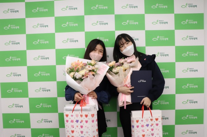 MZ히어로 어워즈 수상자들이 기념사진을 찍고 있다.  사진=희망친구 기아대책