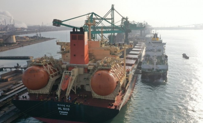 한국가스공사 자회사 한국엘엔지벙커링(주)이 지난 28일‘LNG 벙커링 동시작업을 수행하는 모습.