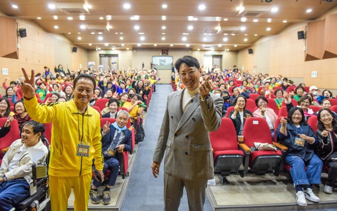 前 KBS 한석준 아나운서 특강후 단체사진을 찍고 있다. 사진=대구사이버대 