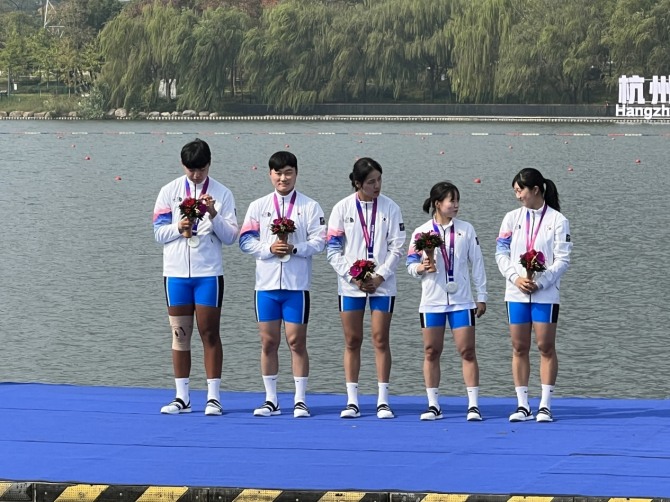 ‘2023 항저우 장애인아시안게임’에 참가한 넷마블장애인선수단 선수들이 혼성 유타포어 종목에서 은메달을 획득했다고 밝혔다. (왼쪽부터) 이승호, 강이성, 배지인, 강현주, 김수현 선수. 사진=넷마블문화재단