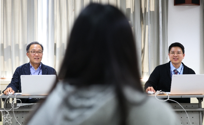 2024학년도 한국외대 수시모집 학생부종합전형 면접고사가 실시된 지난 29일 서울 한국외대 캠퍼스에서 한 수험생이 면접을 마친 뒤 면접관들과 이야기하고 있다. 사진은 기사의 특정내용과 관계없음. 사진=연합뉴스