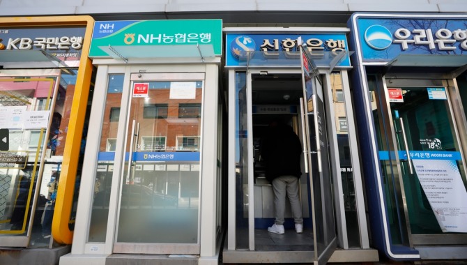 윤석열 대통령이 은행권에 대한 비판 수위를 높이면서 횡재세 도입 논의가 본격화될 것이라는 관측이 제기된다. 사진은 31일 서울 시내 나란히 설치된 시중은행 ATM 모습. 사진=뉴시스